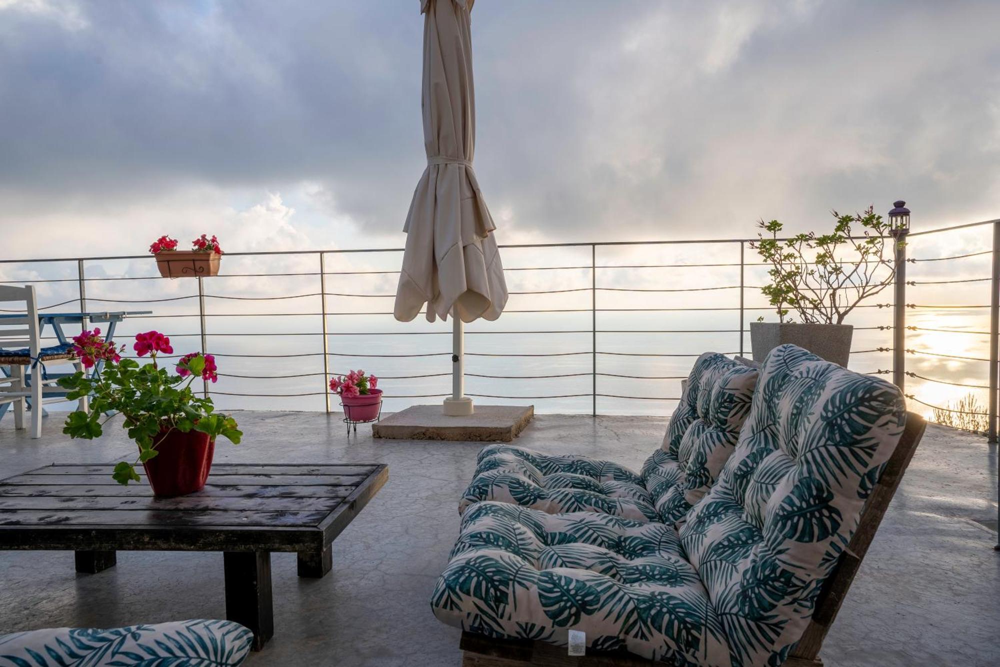 Serenity Boutique Suites Athanion Bagian luar foto