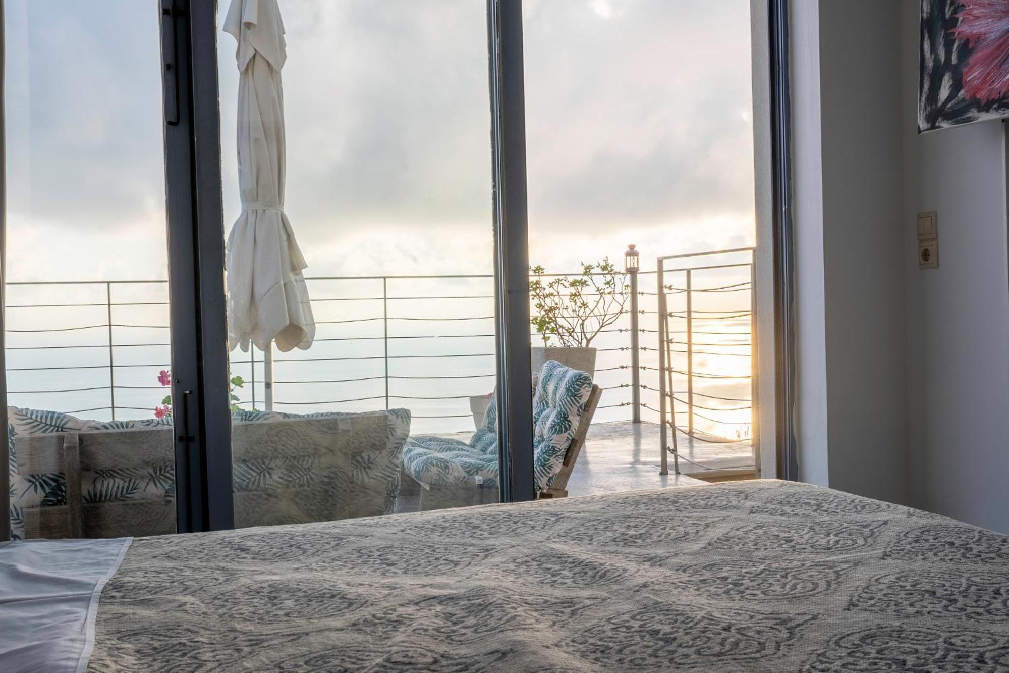Serenity Boutique Suites Athanion Bagian luar foto